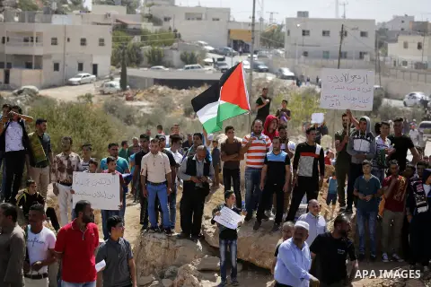 Palestinians take part in a protest against closure of a road by Israeli troops south of the West Bank city of Hebron September 22, 2017. Photo by Wisam Hashlamoun
