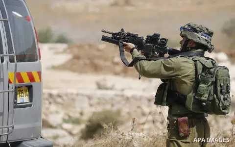 Israeli soldiers take position during a protest by Palestinians against closure of a road south of the West Bank city of Hebron September 22, 2017. Photo by Wisam Hashlamoun