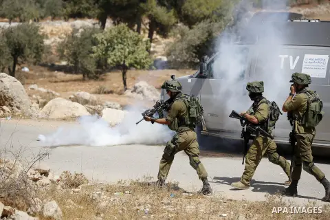 Israeli soldiers take position during a protest by Palestinians against closure of a road south of the West Bank city of Hebron September 22, 2017. Photo by Wisam Hashlamoun