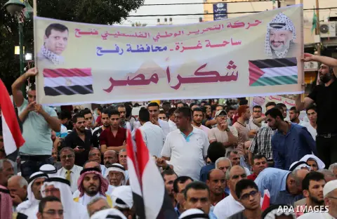 Palestinians participate in a rally to say "Thank" to Egypt for its support for Palestinian reconciliation, in Gaza city on September 25, 2017. Photo by Mohammed Asad