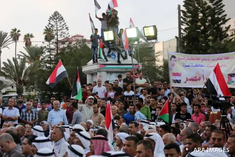 Palestinians wave the Egyptian flags during a rally to say "Thank" to Egypt for its support for Palestinian reconciliation, in Gaza city on September 25, 2017. Photo by Mohammed Asad