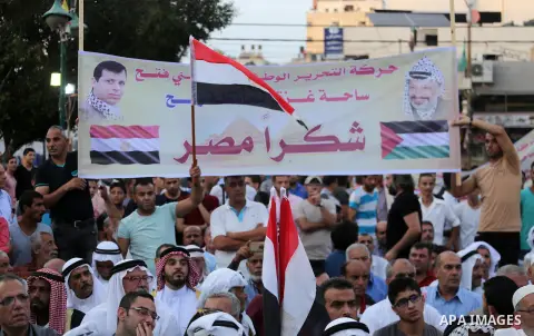 Palestinians participate in a rally to say "Thank" to Egypt for its support for Palestinian reconciliation, in Gaza city on September 25, 2017. Photo by Mohammed Asad