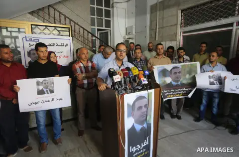 Palestinian Journalists take part in a protest against the arrest of journalists in the West Bank, in Gaza city, on September 28, 2017. Photo by Mohammed Asad