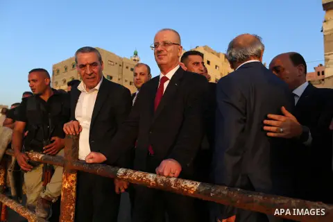 Palestinian prime minister Rami Hamdallah visits the sea of Gaza city in Gaza City October 2, 2017. Palestinian prime minister Rami Hamdallah arrived in Gaza for his first visit in two years, saying the Palestinian Autho...