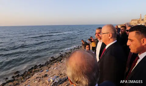 Palestinian prime minister Rami Hamdallah visits the sea of Gaza city in Gaza City October 2, 2017. Palestinian prime minister Rami Hamdallah arrived in Gaza for his first visit in two years, saying the Palestinian Autho...