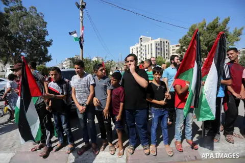 Palestinians gather as they wait the arrival of Egyptian Intelligence Minister Khalid Fawzi to meet with Palestinian Hamas Chief Ismail Haniyeh in Gaza City on October 3, 2017. Photo by Mohammed Asad