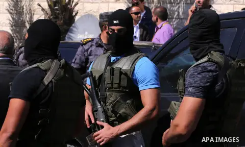 Egyptian security officers stand guard outside the Palestinian cabinet headquarters in Gaza City, October 3, 2017. Photo by Yasser Qudih