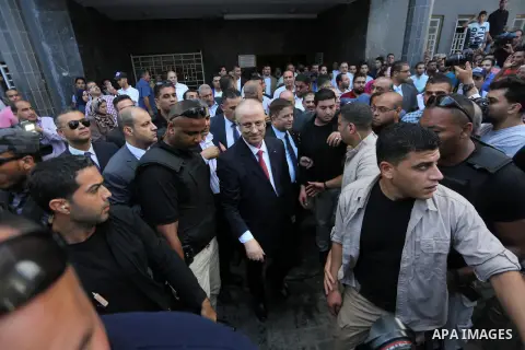 Palestinian prime minister Rami Hamdallah visits patients at Gaza City's Al-Shifa hospital on October 5, 2017. For three days it was all smiles as the Palestinian prime minister held talks in Gaza with Hamas but as the s...