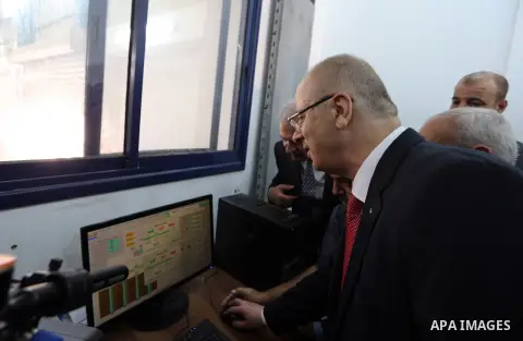 Palestinian Prime Minister Rami Hamdallah visits a water desalination plant in Khan Younis in the southern Gaza Strip October 5, 2017. Photo by Prime Minister Office