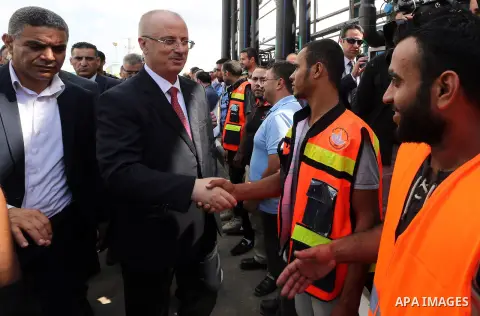 Palestinian Prime Minister Rami Hamdallah visits a water desalination plant in Khan Younis in the southern Gaza Strip October 5, 2017. Photo by Prime Minister Office