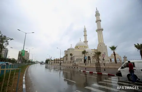 A general view shows el-Hasayneh Mosque during a rainy day, in Gaza city on October 9, 2017. Photo by Atia Darwish