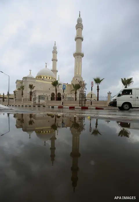 A general view shows el-Hasayneh Mosque during a rainy day, in Gaza city on October 9, 2017. Photo by Atia Darwish