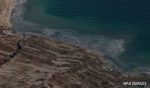 A picture taken on October 13, 2017 shows a view of part of the Dead Sea north of Ein Gedi. The Dead Sea has attracted visitors from around the Mediterranean basin for thousands of years. It was one of the world's first...