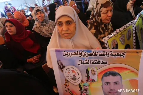 Palestinians take part in a protest to show solidarity with Palestinian prisoners held in Israeli jails, in front of Red cross office in Gaza city on October 16, 2017. Photo by Mohammed Asad