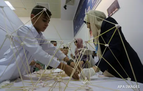 Palestinian students take part in a festival of the Science Days Palestine, at al Qattan Center in Gaza city on October 17, 2017. Photo by Mohammed Asad