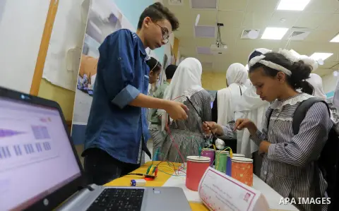Palestinian students take part in a festival of the Science Days Palestine, at al Qattan Center in Gaza city on October 17, 2017. Photo by Mohammed Asad
