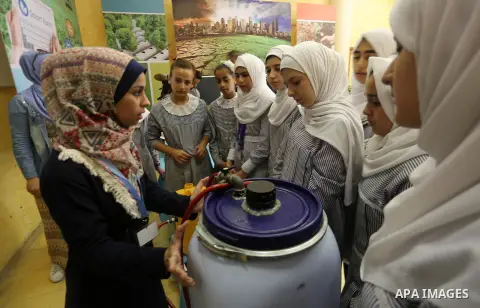 Palestinian students take part in a festival of the Science Days Palestine, at al Qattan Center in Gaza city on October 17, 2017. Photo by Mohammed Asad