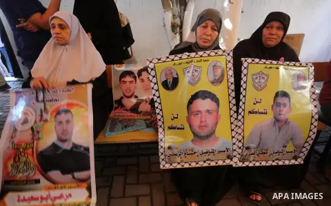 Palestinians take part in a protest to show solidarity with Palestinian prisoners held in Israeli jails, in front of Red cross office in Gaza city on October 23, 2017. Photo by Mohammed Asad
