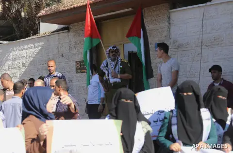 Palestinians take part in a protest to show solidarity with Palestinian prisoners held in Israeli jails, in front of Red cross office in Gaza city on October 23, 2017. Photo by Mohammed Asad