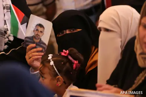 Palestinians take part in a protest to show solidarity with Palestinian prisoners held in Israeli jails, in front of Red cross office in Gaza city on October 30, 2017. Photo by Mohammed Asad