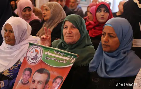 Palestinians take part in a protest to show solidarity with Palestinian prisoners held in Israeli jails, in front of Red cross office in Gaza city on October 30, 2017. Photo by Mohammed Asad