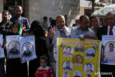 Palestinians take part in a protest to show solidarity with Palestinian prisoners held in Israeli jails, in front of Red cross office in Gaza city on October 30, 2017. Photo by Mohammed Asad