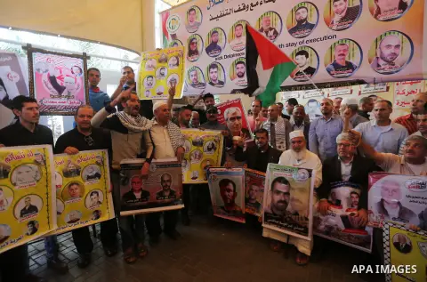 Palestinians take part in a protest to show solidarity with Palestinian prisoners held in Israeli jails, in front of Red cross office in Gaza city on October 30, 2017. Photo by Mohammed Asad