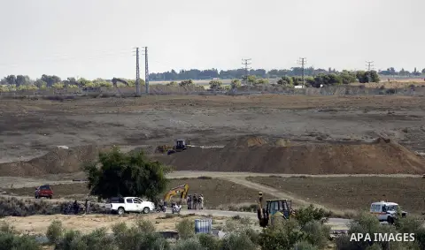 Construction vehicles operate while searching for missing or dead militants after Israel blew up a cross-border tunnel, in Khan Younis in the southern Gaza Strip November 3, 2017. Photo by Ramadan El-agha