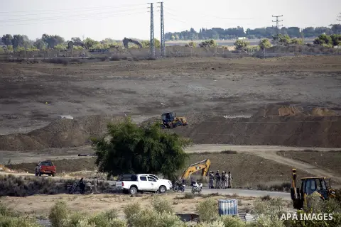 Construction vehicles operate while searching for missing or dead militants after Israel blew up a cross-border tunnel, in Khan Younis in the southern Gaza Strip November 3, 2017. Photo by Ramadan El-agha