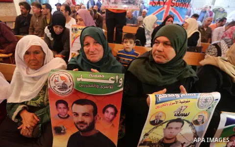 Palestinians take part in a protest to show solidarity with Palestinian prisoners held in Israeli jails, in front of Red cross office in Gaza city on November 6, 2017. Photo by Mohammed Asad