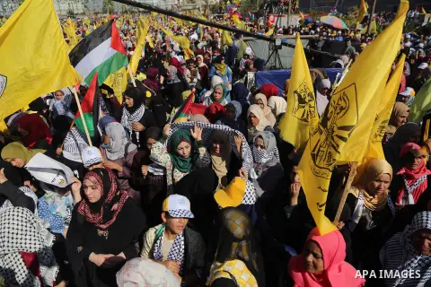 Palestinian Fatah supporters take part in a rally to mark the 13th anniversary of the death of late Palestinian leader Yasser Arafat in Gaza City on November 11, 2017. Photo by Mohammed Dahman