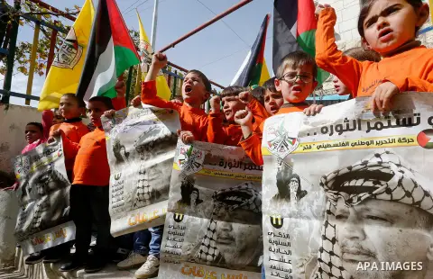 Palestinian children take part in a rally to mark the 13th anniversary of the death of late Palestinian leader Yasser Arafat, in the West Bank city of Hebron, on November 12, 2017. Photo by Wisam Hashlamoun