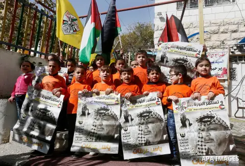 Palestinian children take part in a rally to mark the 13th anniversary of the death of late Palestinian leader Yasser Arafat, in the West Bank city of Hebron, on November 12, 2017. Photo by Wisam Hashlamoun