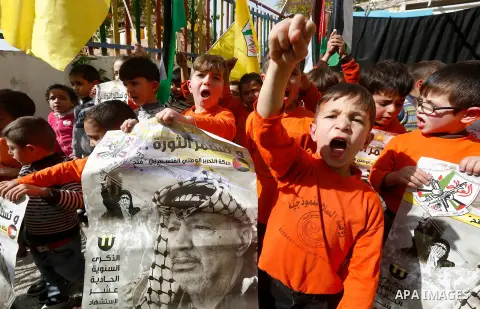 Palestinian children take part in a rally to mark the 13th anniversary of the death of late Palestinian leader Yasser Arafat, in the West Bank city of Hebron, on November 12, 2017. Photo by Wisam Hashlamoun