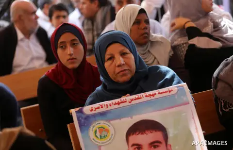 Palestinians take part in a protest to show solidarity with Palestinian prisoners held in Israeli jails, in front of Red cross office in Gaza city on November 13, 2017. Photo by Mohammed Asad