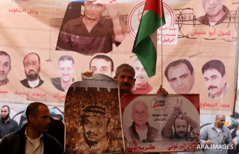 Palestinians take part in a protest to show solidarity with Palestinian prisoners held in Israeli jails, in front of Red cross office in Gaza city on November 13, 2017. Photo by Mohammed Asad