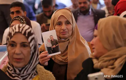 Palestinians take part in a protest to show solidarity with Palestinian prisoners held in Israeli jails, in front of Red cross office in Gaza city on November 13, 2017. Photo by Mohammed Asad