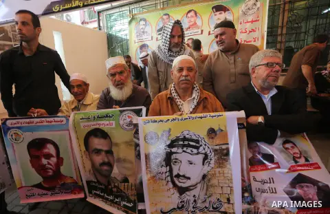 Palestinians take part in a protest to show solidarity with Palestinian prisoners held in Israeli jails, in front of Red cross office in Gaza city on November 13, 2017. Photo by Mohammed Asad