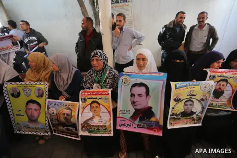 Palestinians take part in a protest to show solidarity with Palestinian prisoners held in Israeli jails, in front of Red cross office in Gaza city on November 13, 2017. Photo by Mohammed Asad