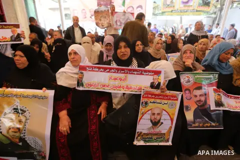 Palestinians take part in a protest to show solidarity with Palestinian prisoners held in Israeli jails, in front of Red cross office in Gaza city on November 13, 2017. Photo by Atia Darwish