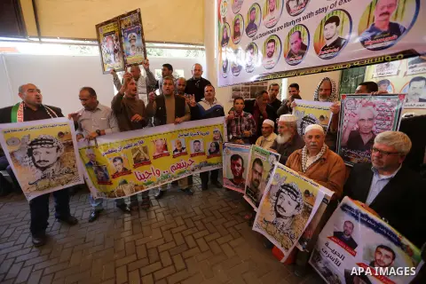 Palestinians take part in a protest to show solidarity with Palestinian prisoners held in Israeli jails, in front of Red cross office in Gaza city on November 13, 2017. Photo by Atia Darwish