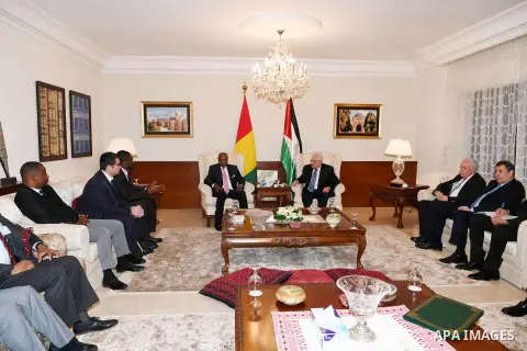 Palestinian President Mahmoud Abbas meets with Guinean President Alpha Conde, in Amman, Jordan, on November 13, 2017. Photo by Thaer Ganaim