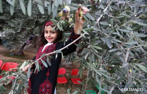 Palestinian children take part at festival of grandparents and heritage, in Gaza city on November 14, 2017. Photo by Atia Darwish