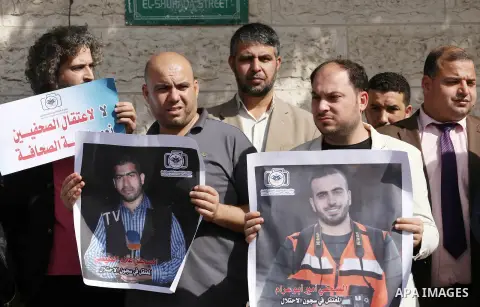 Palestinian Journalists hold placards during a protest to show solidarity with Palestinian Journalists held in Israeli jails in front of Red cross office in Gaza city on November 14, 2017. Photo by Mohammed Asad