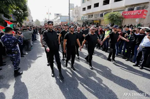 Palestinian security forces take part a parade marking the 29th anniversary of Palestinian Declaration of Independence, in the West Bank city of Hebron on November 14, 2017. Photo by Wisam Hashlamoun