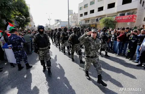 Palestinian security forces take part a parade marking the 29th anniversary of Palestinian Declaration of Independence, in the West Bank city of Hebron on November 14, 2017. Photo by Wisam Hashlamoun