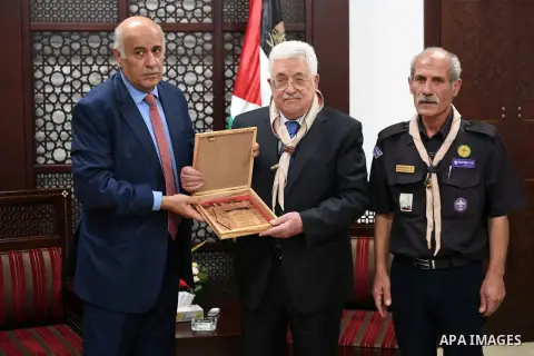 Palestinian President Mahmoud Abbas meets with members of Palestinian scouts association at his headquarters in the West Bank city of Ramallah on November 16, 2017. Photo by Osama Falah