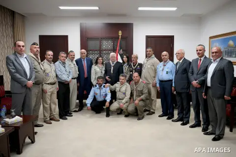 Palestinian President Mahmoud Abbas meets with members of Palestinian scouts association at his headquarters in the West Bank city of Ramallah on November 16, 2017. Photo by Osama Falah