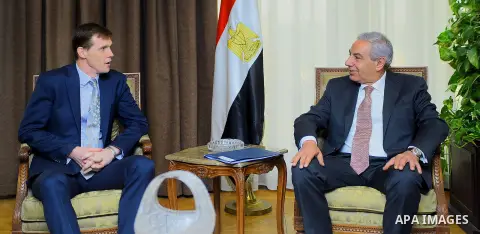 Egyptian Minister of Trade and Industry Tariq Qabeel meets with British Ambassador to Egypt John Casson, in Cairo, Egypt, on November 17, 2017. Photo by Amr Sayed