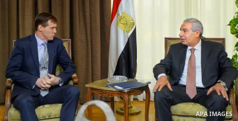 Egyptian Minister of Trade and Industry Tariq Qabeel meets with British Ambassador to Egypt John Casson, in Cairo, Egypt, on November 17, 2017. Photo by Amr Sayed